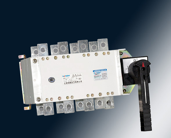 NMGLZ1-63A~3150A轉(zhuǎn)換隔離開(kāi)關(guān)（雙投開(kāi)關(guān)）上下組合運(yùn)用于兩條低壓電路切換或者兩個(gè)負(fù)載設(shè)備的轉(zhuǎn)換或安全隔離等。…