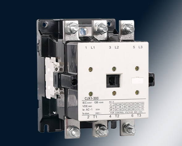 CJX1交流接觸器適用于交流50Hz或60Hz、電壓至690V、電流至475A的電力線(xiàn)路中，供遠(yuǎn)距離頻繁起動(dòng)和控制電動(dòng)機(jī)及接通與分?jǐn)嚯娐?。?jīng)加裝機(jī)械聯(lián)鎖機(jī)構(gòu)后組…